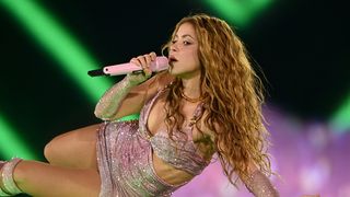 O guia completo de como ficar cheirosa no show da Shakira: escolha seu hit favorito da loba e te indicamos o perfume ideal