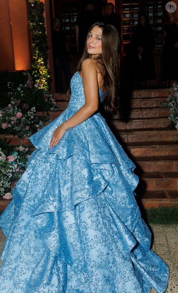 Maria Sophia Costa, neta de Leonardo, usou três looks na sua festa de 15 anos