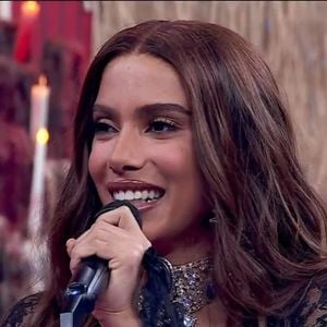Anitta esteve presente no 'Domingão com Huck' como jurada da 'Dança dos Famosos' e usou o momento para melhorar a visibilidade de um negócio de família