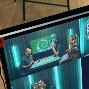 Nos acessórios, Bruna reforçou o caráter sofisticado da produção. A estrela escolheu brincos Dangle em ouro, pérola e jade da Miu Miu (R$ 4.010), além de uma seleção poderosa de joias: o anel Wave pequeno da Prasi (R$ 28.000), o anel Tiffany Lock em ouro amarelo (R$ 9.550)