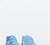 Entre os detalhes do tênis do Stitch estão o atacador colorido e o logo do personagem aplicado na palmilha, elementos que deixam o modelo ainda mais divertido