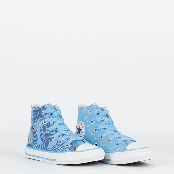 Entre os detalhes do tênis do Stitch estão o atacador colorido e o logo do personagem aplicado na palmilha, elementos que deixam o modelo ainda mais divertido