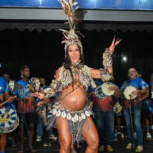 Sabrina Sato sorri e samba ao lado dos ritmistas da Vila Isabel durante ensaio para o Carnaval 2027, com look que deixa a barriga da gravidez à mostra