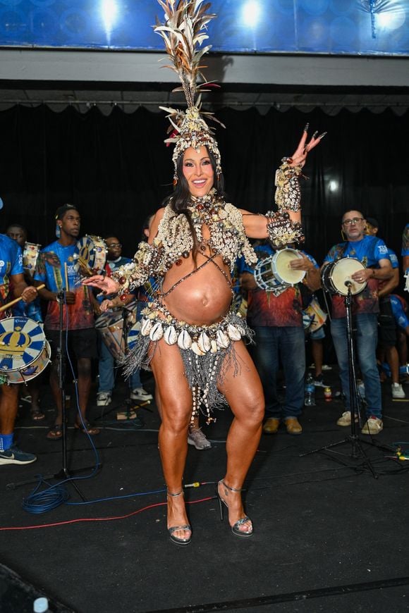 Sabrina Sato sorri e samba ao lado dos ritmistas da Vila Isabel durante ensaio para o Carnaval 2027, com look que deixa a barriga da gravidez à mostra