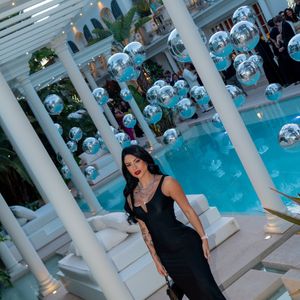 O vestido justo, com detalhe metálico no decote, valorizou sua silhueta de forma elegante e atemporal. A combinação com as joias trouxe uma sofisticação sutil ao look, equilibrando modernidade e simplicidade com um toque de glamour.