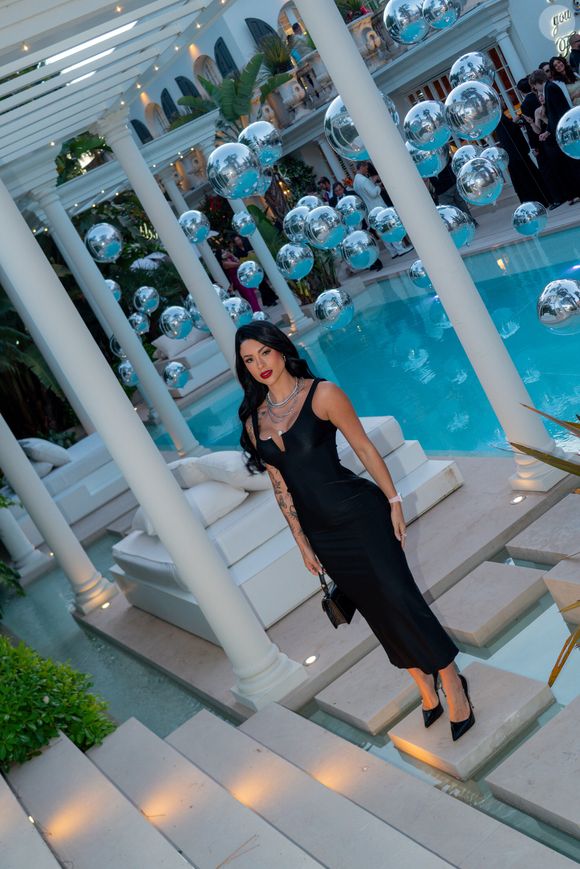 O vestido justo, com detalhe metálico no decote, valorizou sua silhueta de forma elegante e atemporal. A combinação com as joias trouxe uma sofisticação sutil ao look, equilibrando modernidade e simplicidade com um toque de glamour.