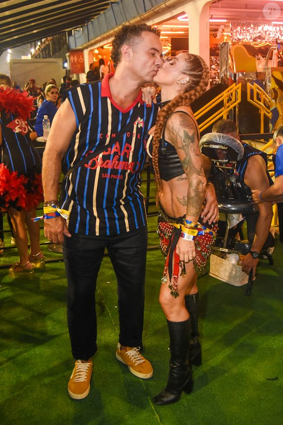 Beijos dos famosos no Carnaval 2025: os noivos Marco Luque e Jéssica Correia