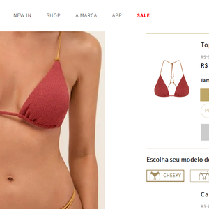 O modelo é um top triângulo ajustável com detalhe em corda elástica e metal nas costas, amarração posterior, bojo removível, metais em banho de ouro claro escovado, cobertura pequena e média sustentação