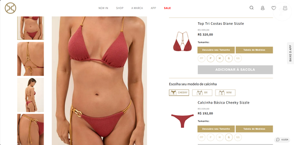 O modelo é um top triângulo ajustável com detalhe em corda elástica e metal nas costas, amarração posterior, bojo removível, metais em banho de ouro claro escovado, cobertura pequena e média sustentação