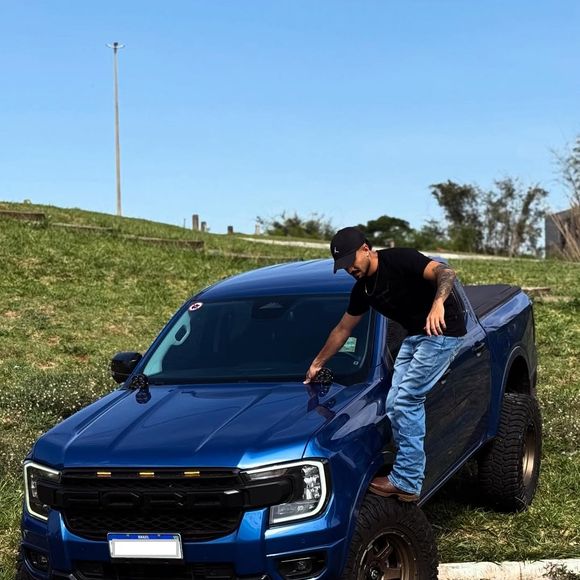 Suposto novo namorado de Ana Castela, Jhonathan Coelho tem feito fotos em carros de luxo