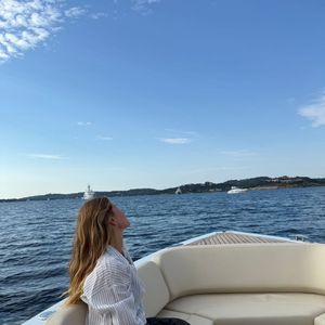 Gisele Bündchen aproveita passeio em sua lancha de 44 pés, modelo com capacidade para até 14 pessoas