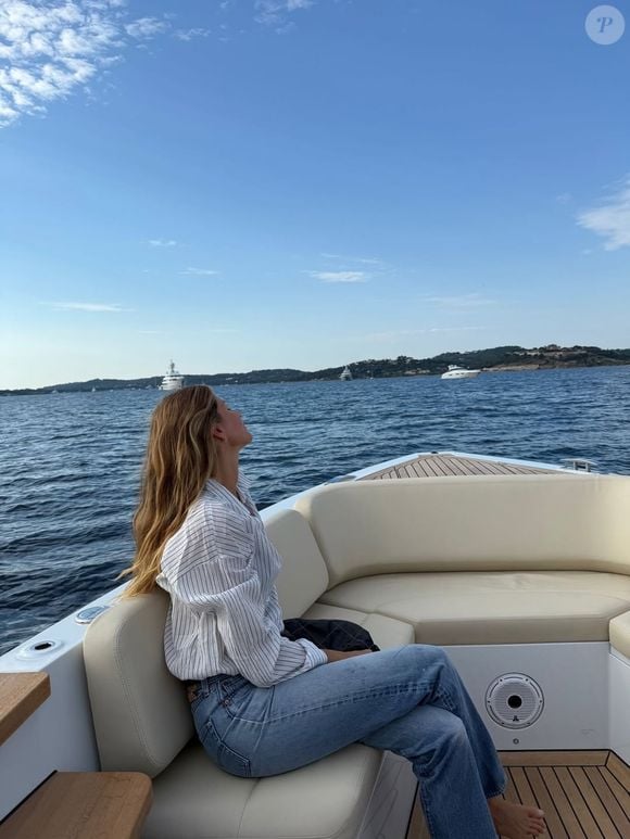 Gisele Bündchen aproveita passeio em sua lancha de 44 pés, modelo com capacidade para até 14 pessoas