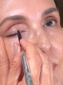 Xabier Rodrigues, maquiador: 'Para deixar os olhos parecerem maiores, aplique sombra ou lápis na linha dos cílios inferiores sem maquiar a linha d’água; isso fará com que os olhos pareçam mais abertos'