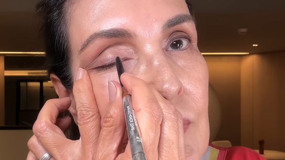 Xabier Rodrigues, maquiador: 'Para deixar os olhos parecerem maiores, aplique sombra ou lápis na linha dos cílios inferiores sem maquiar a linha d’água; isso fará com que os olhos pareçam mais abertos'
