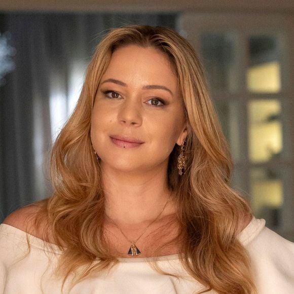 Leandra Leal diz, em tom de brincadeira, que a filha Júlia de 11 anos, não gosta de vê-la como mulher de Daniel de Oliveira na novela