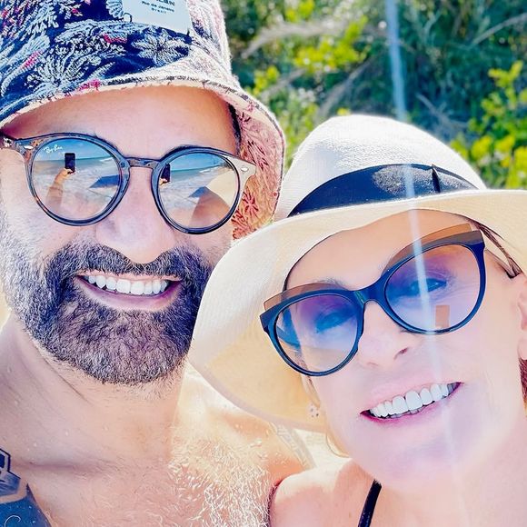 De biquíni, Ana Maria Braga está de folga na Bahia com o namorado, Fábio Arruda