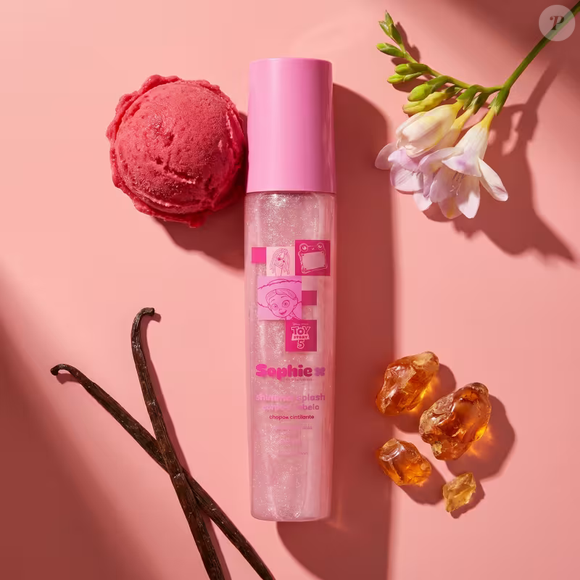 Framboesa, morango e baunilha se unem no Sophie Splash Shimmer Chapéu Cintilante, fragrância criada para homenagear a divertida e corajosa Jessie