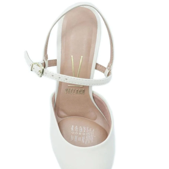 Disponível na Renner por R$ 149,90, o modelo da Vizzano remete ao estilo que marcou a trajetória de Princesa Diana, mostrando como sua influência ainda ecoa no universo da moda feminina