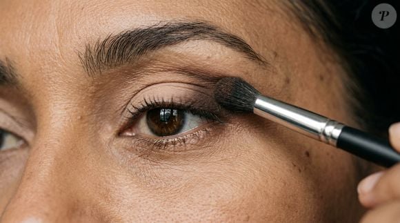 O delineado também merece atenção na maquiagem para mulheres com mais de 40 anos. Clara Cervera recomenda utilizar um lápis resistente ou uma sombra escura para emoldurar o olhar, levando a cor da região da pupila até o canto externo dos olhos, sem exagerar no traçado ou desenhar um puxadinho para fora