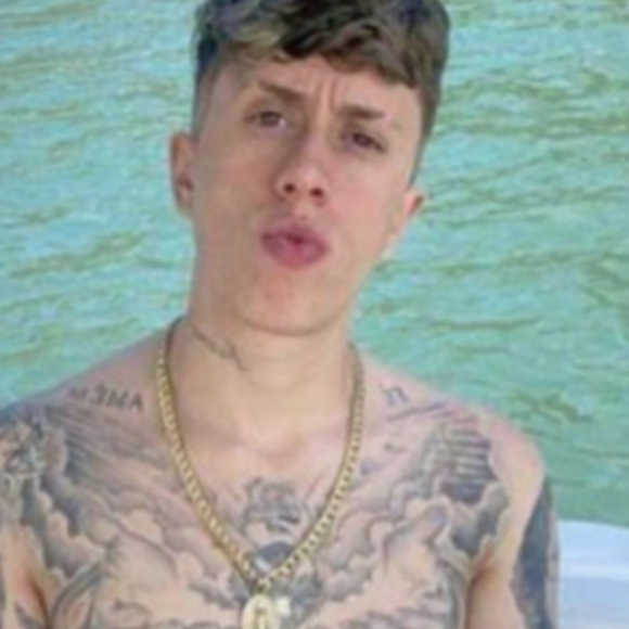 Ainda muito novo, MC Daniel cobriu boa parte do corpo com tatuagens
