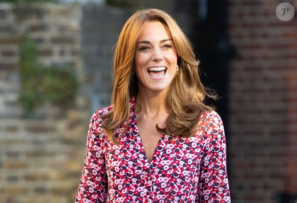 Kate Middleton deixou cabelo solto e usou make natural em 1º dia da filha na escola em 2019