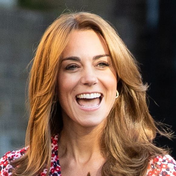 Kate Middleton deixou cabelo solto e usou make natural em 1º dia da filha na escola em 2019