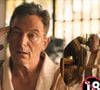 'The White Lotus': Jason Isaacs faz nu frontal em cena com Patrick Schwarzenegger e choca web. 'Não tava esperando'