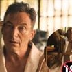 'The White Lotus': galã de 'Harry Potter', Jason Isaacs faz nu frontal em cena com Patrick Schwarzenegger e choca web. 'Ver a varinha...'