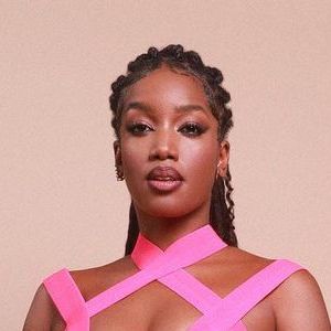 Rosa e recortes: Iza escolheu cor vibrante para seu terceiro look do 'Prêmio Multishow'