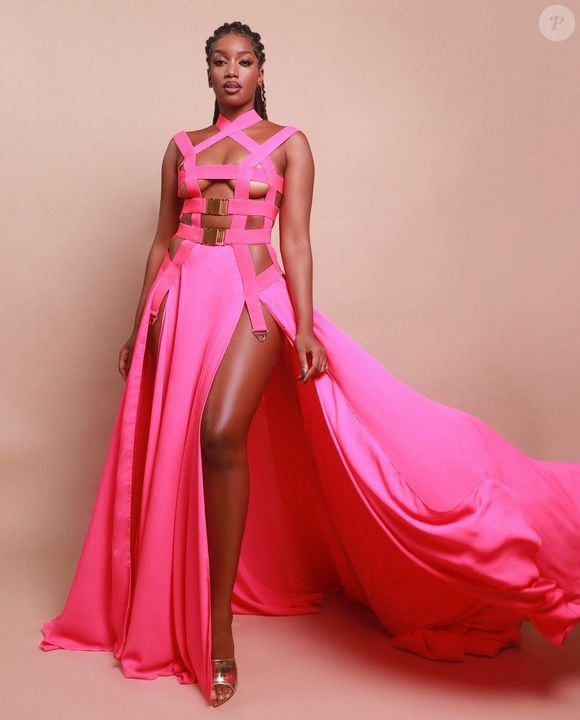 Rosa e recortes: Iza escolheu cor vibrante para seu terceiro look do 'Prêmio Multishow'