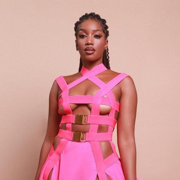 Rosa e recortes: Iza escolheu cor vibrante para seu terceiro look do 'Prêmio Multishow'