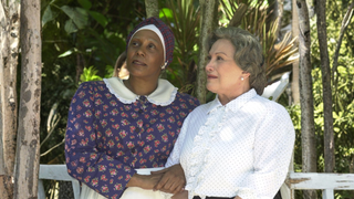 Minha avó de 68 anos é fascinada por limpeza e me deu as 16 melhores dicas para consertar roupas que mancharam por causa de outra peça: agora não preciso mais jogá-las fora