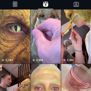 Modelo surpreende fãs ao aparecer com fantasia monstruosa repleta de escamas, próteses e detalhamento cinematográfico