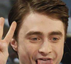 Daniel Radcliffe tem hábito de enrolar a língua em formato de 'u': essa habilidade não traz nenhuma vantagem evolutiva clara. Trata-se muito mais de uma curiosidade do funcionamento humano do que de algo funcional no dia a dia.