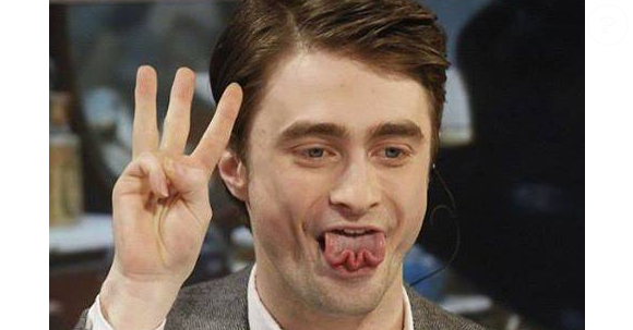 Daniel Radcliffe tem hábito de enrolar a língua em formato de 'u': essa habilidade não traz nenhuma vantagem evolutiva clara. Trata-se muito mais de uma curiosidade do funcionamento humano do que de algo funcional no dia a dia.
