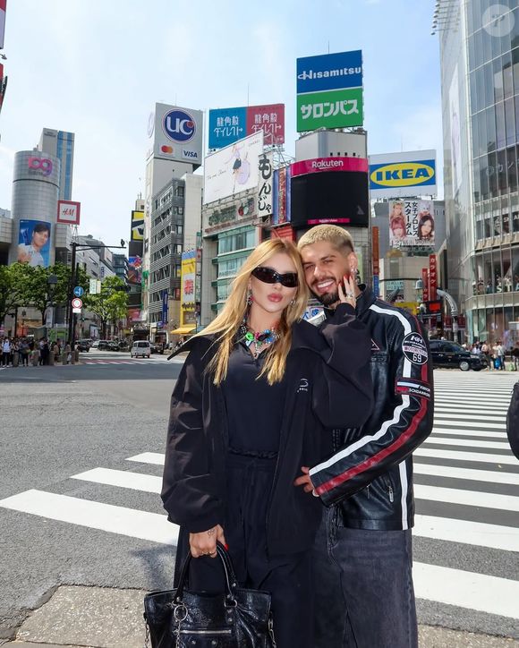 A viagem ao Japão se soma a outras demonstrações públicas de luxo feitas por Virgínia recentemente.