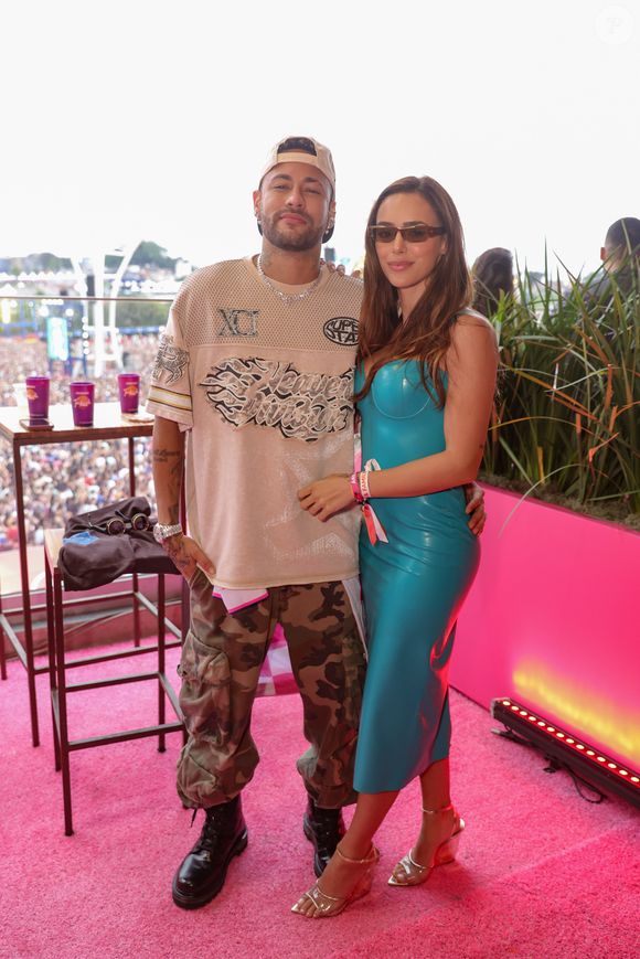 Bruna também comentou sobre a postura reservada que mantém em relação à vida pessoal. “Muita coisa! Ninguém sabe. Somos muito discretos com a nossa vida pessoal. As pessoas criam várias ideias e eu deixo pensar ”, disse.