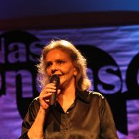 URGENTE! Morre aos 75 anos Angela Ro Ro, ícone da MPB, após parada cardíaca e mais de um mês de internação