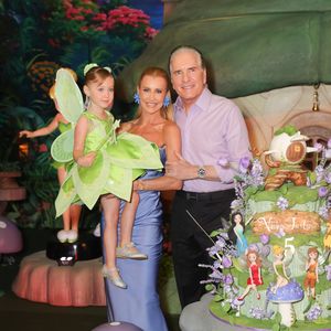 Ana Paula Siebert, Roberto Justus e Vicky no aniversário de 5 anos da pequena