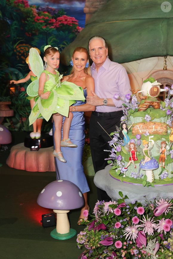 Ana Paula Siebert, Roberto Justus e Vicky no aniversário de 5 anos da pequena