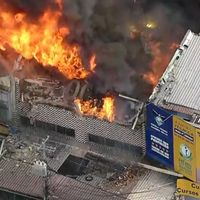 Drone no combate a novos focos de fogo, 60 bombeiros, pânico e mais: o que já sabe sobre o incêndio assustador de galpão em Ramos, às margens da Avenida Brasil, no RJ?