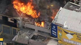 Drone no combate a novos focos de fogo, 60 bombeiros, pânico e mais: o que já sabe sobre o incêndio assustador de galpão em Ramos, às margens da Avenida Brasil, no RJ?