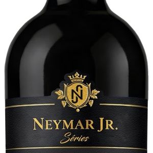 Na linha Heritage, o Faustino Crianza 2022 leva a assinatura da tradicional região de Rioja, na Espanha, e reforça o lado mais clássico do portfólio criado pela família de Neymar Jr.