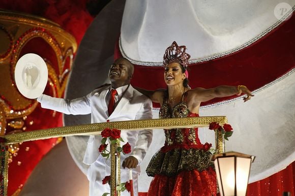 Marcella Alves, porta-bandeira do Salgueiro, não quis trocar de escola sem a companhia de Sidclei