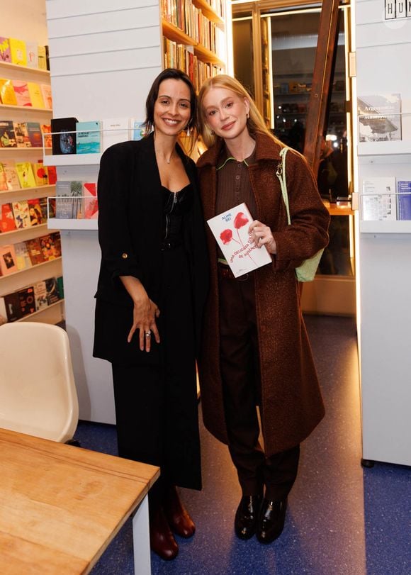 Marina Ruy Barbosa posa com Aline Bei na noite de autógrafos do livro “Uma delicada coleção de ausências”