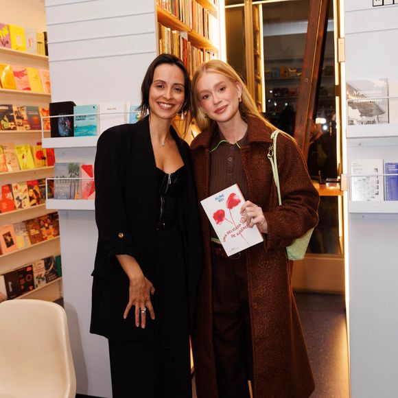 Marina Ruy Barbosa posa com Aline Bei na noite de autógrafos do livro “Uma delicada coleção de ausências”