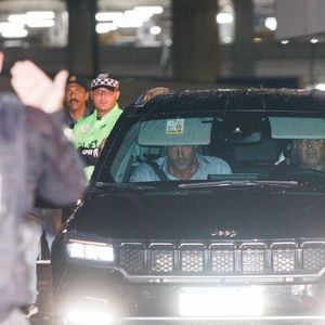 Lady Gaga era esperada por fãs no aeroporto e no hotel Copacabana Palace, mas entrou pela porta de trás, 'driblando' os admiradores