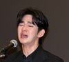 Kim Soo-hyun realizou uma coletiva de imprensa nesta segunda-feira (31). Chorando compulsivamente diante dos jornalistas, ele negou acusações da família de Kim Sae-ron