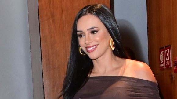 Após polêmicas com Neymar, Bruna Biancardi valoriza corpo e barriga de grávida em vestido transparente coladinho para evento. Fotos!