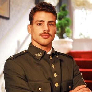 2007: Cauã Reymond surgiu com o cabelo curto e bigode para interpretar Lucas Finnegan em 'Eterna Magia'